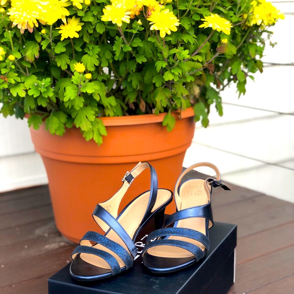 NWT size 9 Naturalizer Taimi Navy Blue Heels,